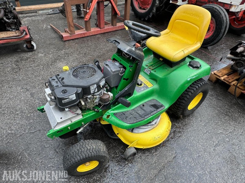 John Deere Plenklippertraktor LT160 - Klippebredde 108 cm - Gått 569 timer - Landbouwmachine: afbeelding 1 John Deere Plenklippertraktor LT160 - Klippebredde 108 cm - Gått 569 timer - Landbouwmachine: afbeelding 1