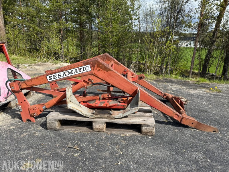 Sesamatic Frontlaster - stått på massey ferguson 1974 - Landbouwmachine: afbeelding 1 Sesamatic Frontlaster - stått på massey ferguson 1974 - Landbouwmachine: afbeelding 1