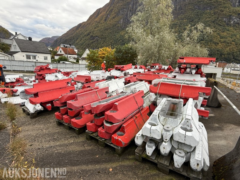 Trafikk-/veibarrierar (modulbasert) i kompositt ca 600 stk - Bouwmaterieel: afbeelding 5 Trafikk-/veibarrierar (modulbasert) i kompositt ca 600 stk - Bouwmaterieel: afbeelding 5