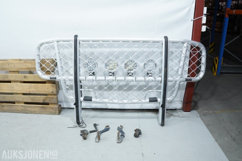 Scania Trux B2/B23-5 Frontbøyle/kufanger m/4 Strands LED Ekstralys og braketter – til Scania R/G/P-serien 04-09 - Vrachtwagen: afbeelding 1 Scania Trux B2/B23-5 Frontbøyle/kufanger m/4 Strands LED Ekstralys og braketter – til Scania R/G/P-serien 04-09 - Vrachtwagen: afbeelding 1