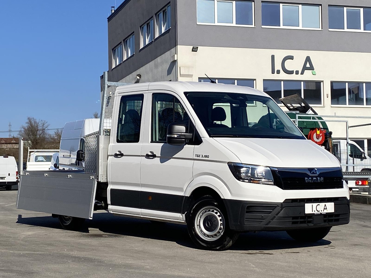 MAN TGE 3.180 DOKA 1+6 3640MM | OFFENE PRITSCHE + ALU KOFFER AUF DER PRITSCHE - Bestelwagen open laadbak: afbeelding 4 MAN TGE 3.180 DOKA 1+6 3640MM | OFFENE PRITSCHE + ALU KOFFER AUF DER PRITSCHE - Bestelwagen open laadbak: afbeelding 4