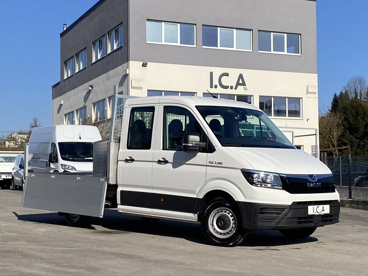 MAN TGE 3.180 DOKA 1+6 3640MM | OFFENE PRITSCHE + ALU KOFFER AUF DER PRITSCHE - Bestelwagen open laadbak: afbeelding 2 MAN TGE 3.180 DOKA 1+6 3640MM | OFFENE PRITSCHE + ALU KOFFER AUF DER PRITSCHE - Bestelwagen open laadbak: afbeelding 2