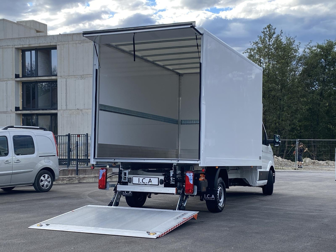 MAN TGE 3.180 RS4490 1+2, 180PS, 2.0L | ALU-BOX 4200mm + LADERAMPE - Bestelwagen gesloten laadbak: afbeelding 1 MAN TGE 3.180 RS4490 1+2, 180PS, 2.0L | ALU-BOX 4200mm + LADERAMPE - Bestelwagen gesloten laadbak: afbeelding 1