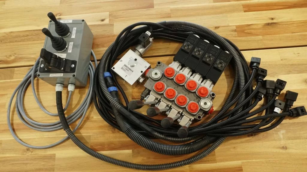 Proportional control box 12V 2 joysticks + finger controller + monoblock Galtec for Palfinger, Kubota, Fassi, Hiab - Bosbouwmachine: afbeelding 4 Proportional control box 12V 2 joysticks + finger controller + monoblock Galtec for Palfinger, Kubota, Fassi, Hiab - Bosbouwmachine: afbeelding 4