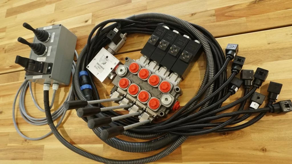 Proportional control box 12V 2 joysticks + finger controller + monoblock Galtec for Palfinger, Kubota, Fassi, Hiab - Bosbouwmachine: afbeelding 2 Proportional control box 12V 2 joysticks + finger controller + monoblock Galtec for Palfinger, Kubota, Fassi, Hiab - Bosbouwmachine: afbeelding 2