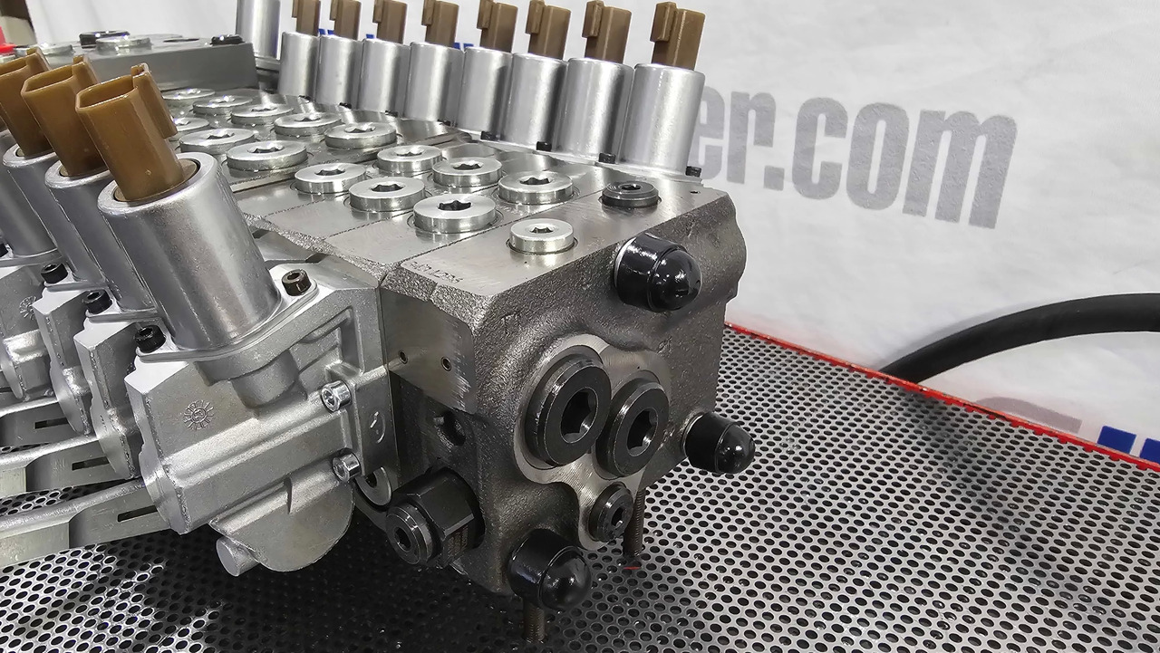 Proportional Valve Walvoil DPX160 combined with DPX100, 9 functions - Uitrijwagen: afbeelding 4 Proportional Valve Walvoil DPX160 combined with DPX100, 9 functions - Uitrijwagen: afbeelding 4