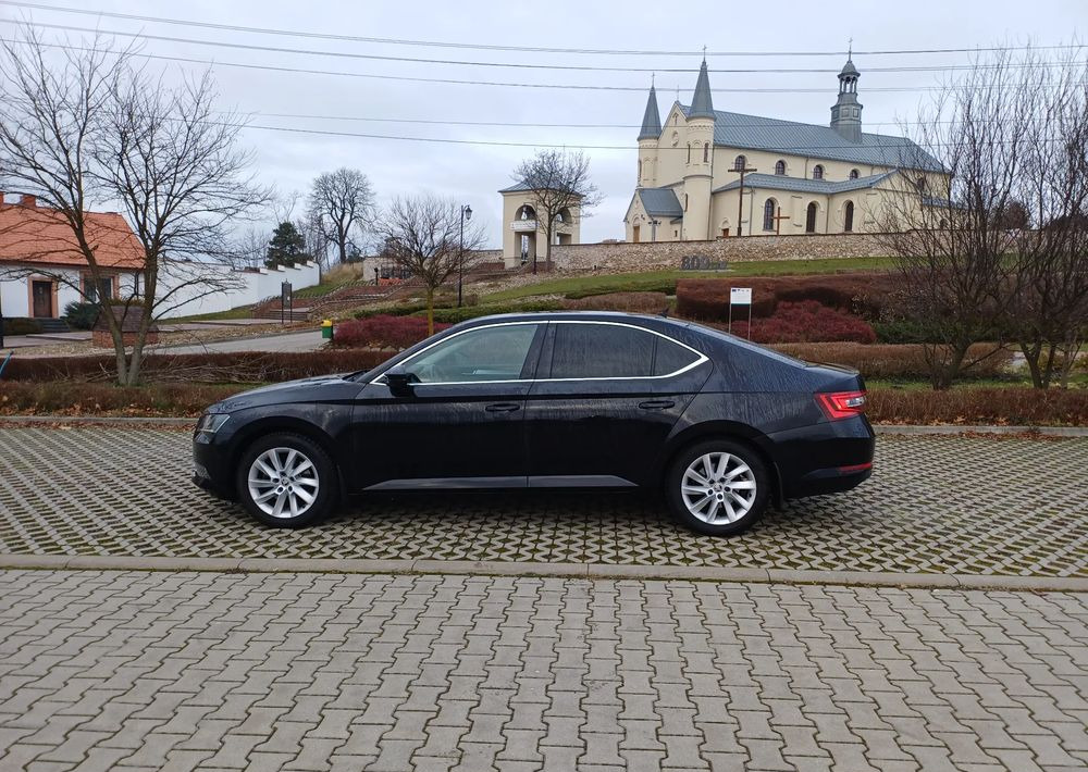 Skoda Superb 2.0 TDI Ambition - Sedan: afbeelding 2 Skoda Superb 2.0 TDI Ambition - Sedan: afbeelding 2
