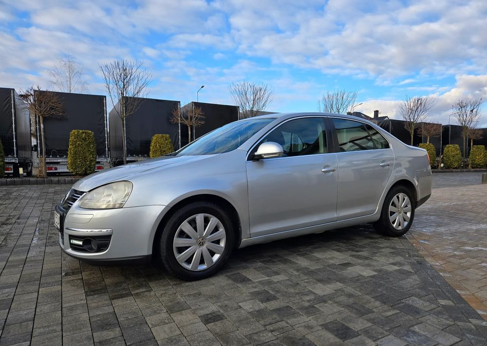 Volkswagen Jetta 2.0 TDI Sportline - Sedan: afbeelding 5 Volkswagen Jetta 2.0 TDI Sportline - Sedan: afbeelding 5