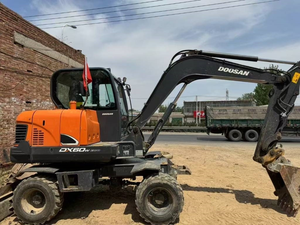 Doosan DX60W - Mobiele graafmachine: afbeelding 3 Doosan DX60W - Mobiele graafmachine: afbeelding 3