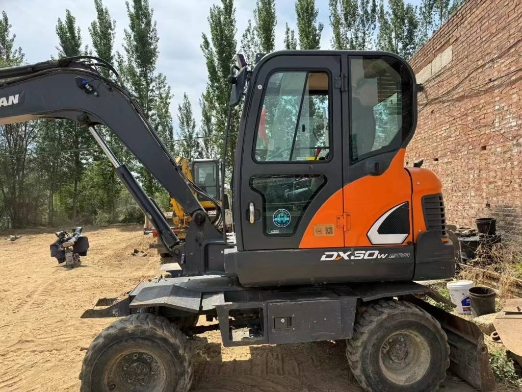 Doosan DX60W - Mobiele graafmachine: afbeelding 2 Doosan DX60W - Mobiele graafmachine: afbeelding 2