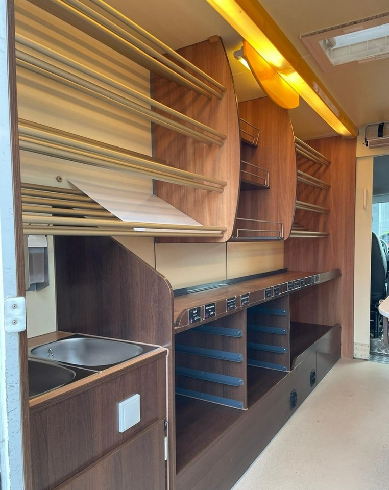 Fiat Ducato Autosklep piecz Gastronomiczny Food Truck Foodtruck sklep 132tkm Bor - Zelfrijdende verkoopwagen: afbeelding 4 Fiat Ducato Autosklep piecz Gastronomiczny Food Truck Foodtruck sklep 132tkm Bor - Zelfrijdende verkoopwagen: afbeelding 4