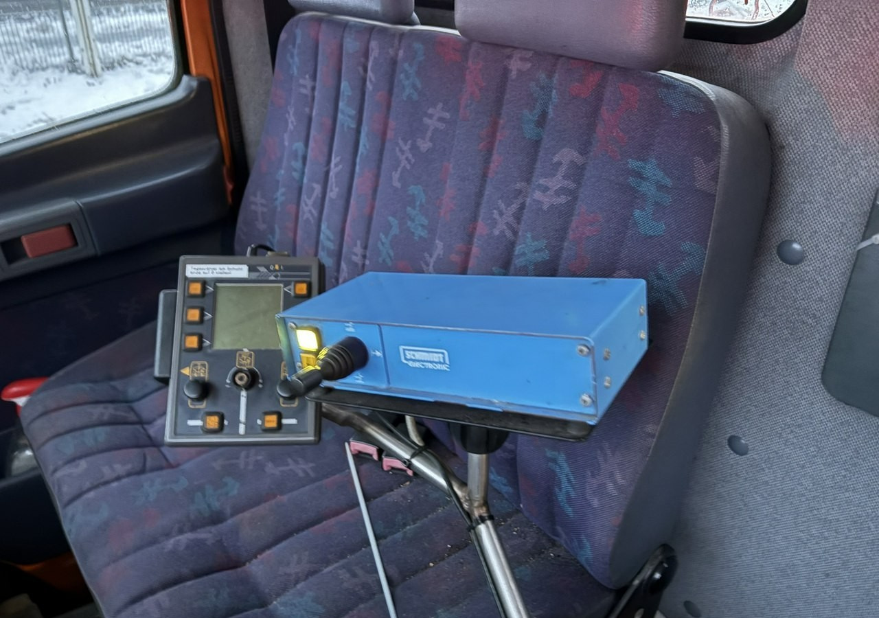 Mercedes-Benz Inny Mercedes-Benz Mercedes Vario 815 Wywrotka 4X4 2004 Pług posypywarka odśnieżarka - Sneeuwruimer: afbeelding 4 Mercedes-Benz Inny Mercedes-Benz Mercedes Vario 815 Wywrotka 4X4 2004 Pług posypywarka odśnieżarka - Sneeuwruimer: afbeelding 4