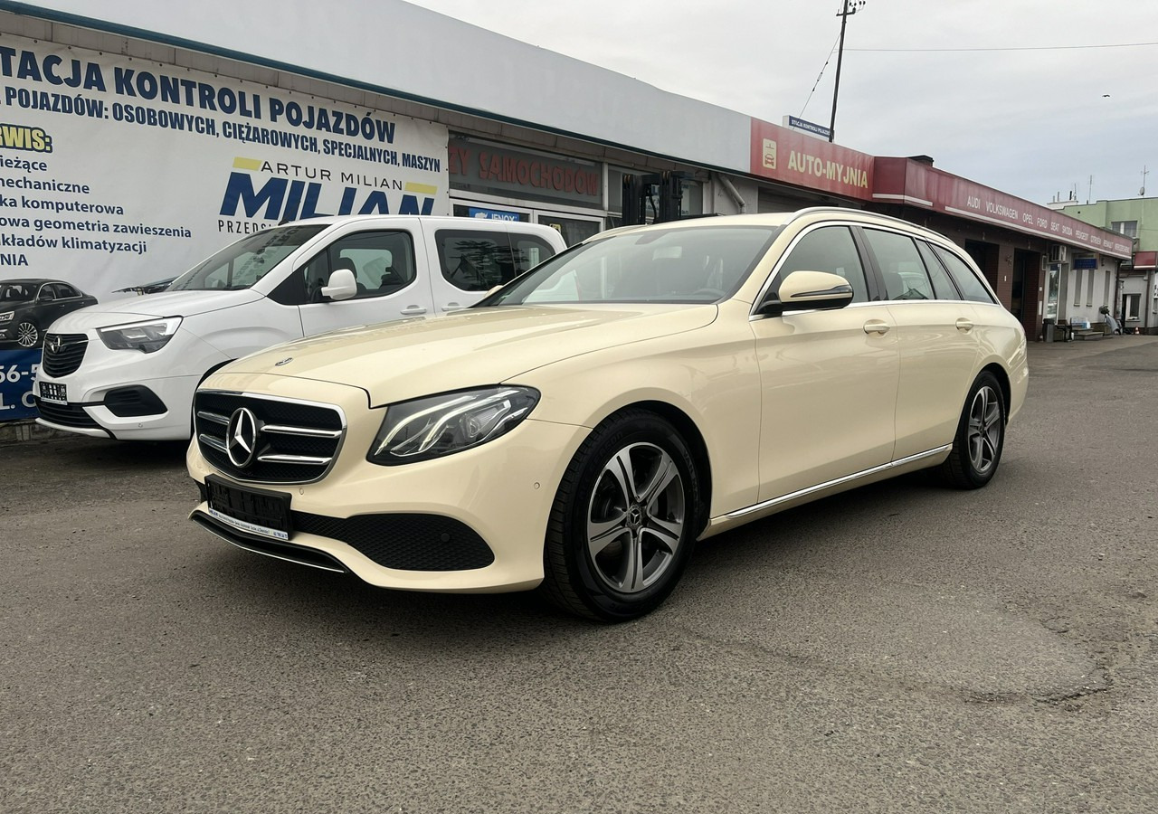 Mercedes-Benz Klasa E E220d T 9G-tronic 197KM Navi FullLed Kamera Asystent Model 2020 FV 2 - Personenwagen: afbeelding 1 Mercedes-Benz Klasa E E220d T 9G-tronic 197KM Navi FullLed Kamera Asystent Model 2020 FV 2 - Personenwagen: afbeelding 1