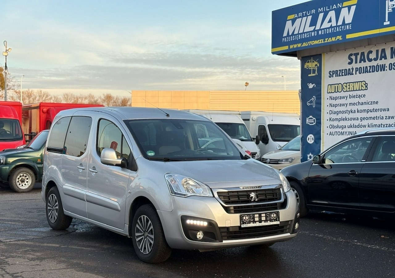 Peugeot Partner II Partner Tepee 1.6 HDI 120KM Family Klimatronik 2xDrzwi 2016 - Stationwagen: afbeelding 1 Peugeot Partner II Partner Tepee 1.6 HDI 120KM Family Klimatronik 2xDrzwi 2016 - Stationwagen: afbeelding 1