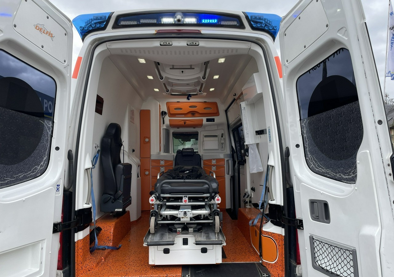 Volkswagen Crafter Crafter 2.0-163KM Karetka Ambulans Wyposażony Model 2016 - Ambulance: afbeelding 3 Volkswagen Crafter Crafter 2.0-163KM Karetka Ambulans Wyposażony Model 2016 - Ambulance: afbeelding 3