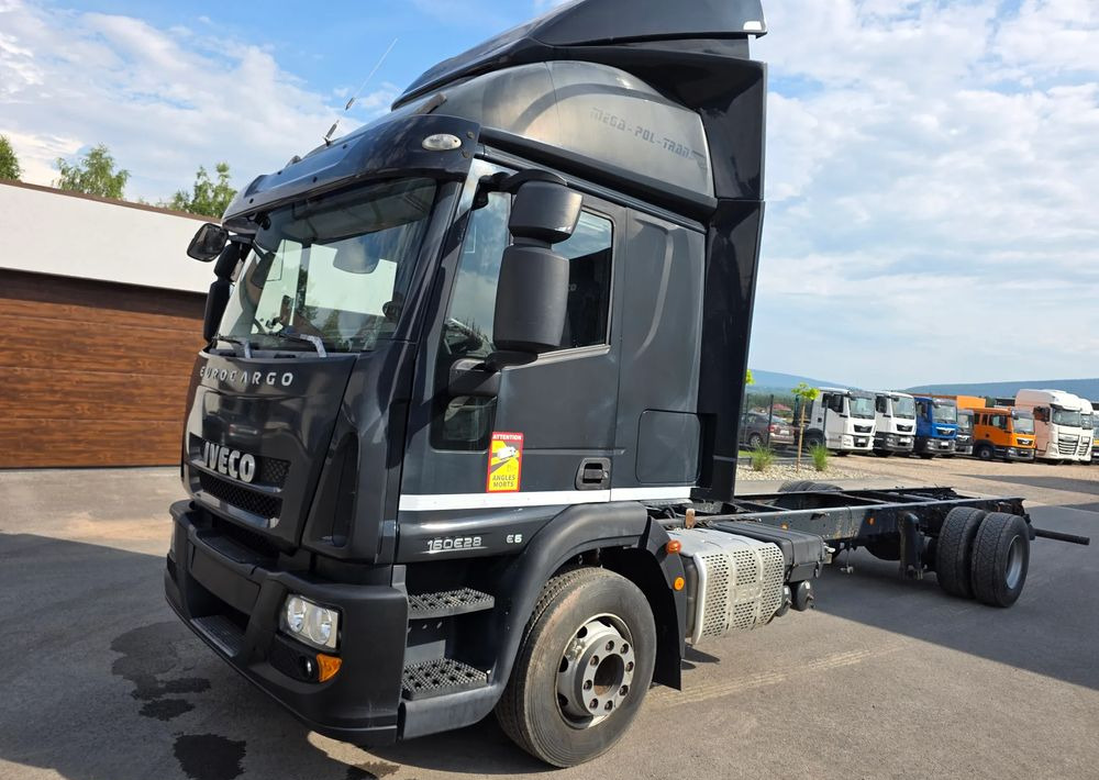 Iveco EUROCARGO 160E28 RAMA DO ZABUDOWY/ LAWETA / MANUAL / - Schuifzeilen vrachtwagen: afbeelding 2 Iveco EUROCARGO 160E28 RAMA DO ZABUDOWY/ LAWETA / MANUAL / - Schuifzeilen vrachtwagen: afbeelding 2