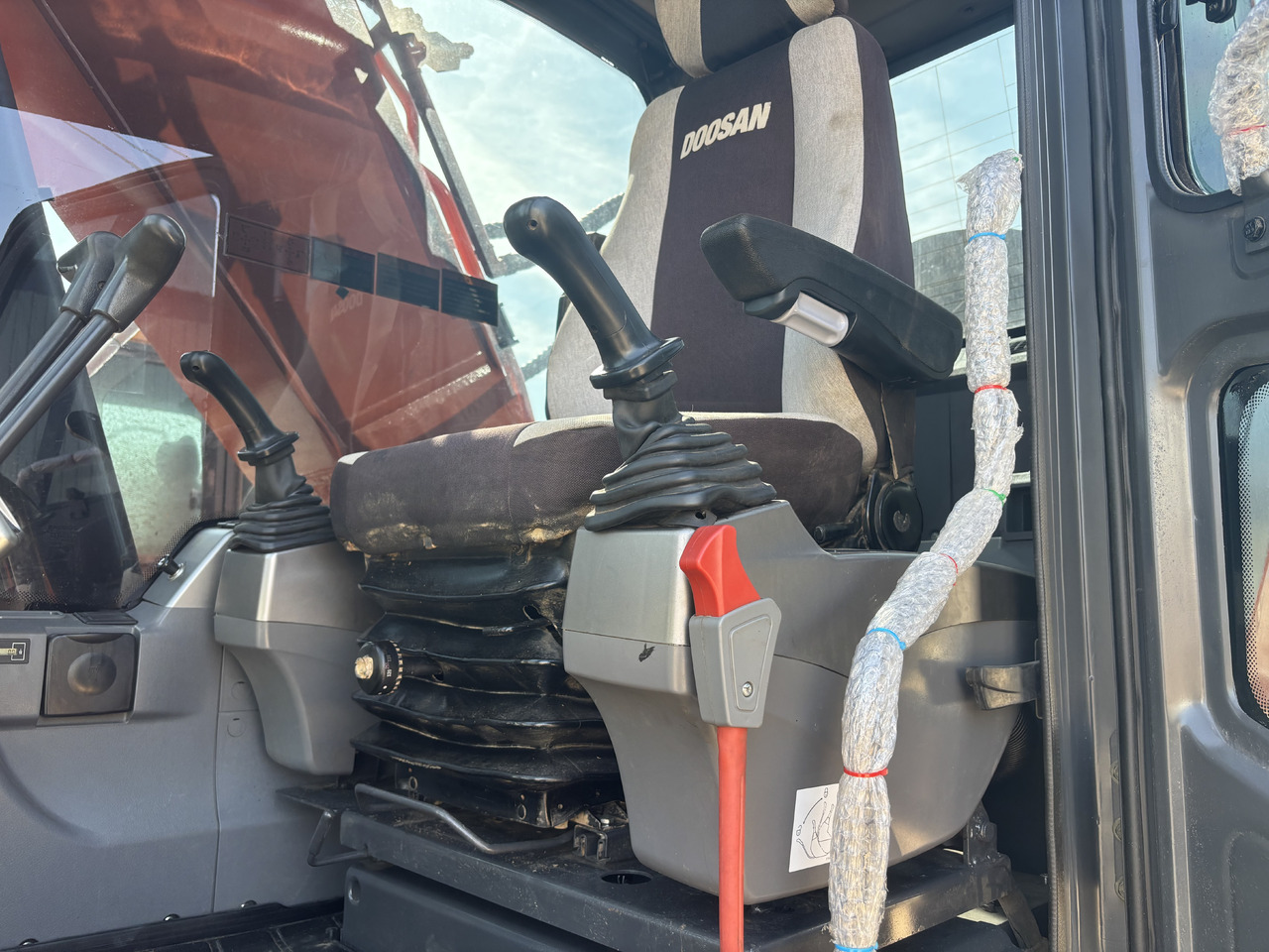 DOOSAN Korea imports doosan DX225 - Rupsgraafmachine: afbeelding 5 DOOSAN Korea imports doosan DX225 - Rupsgraafmachine: afbeelding 5