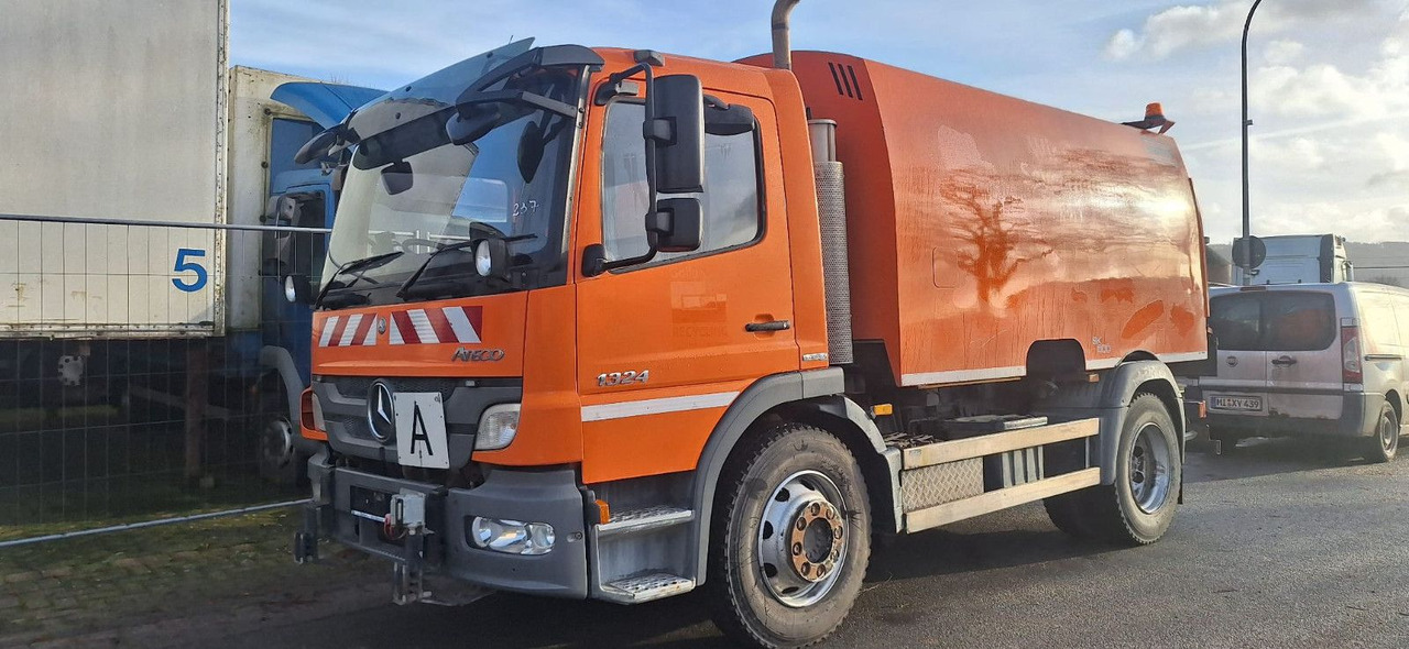 Mercedes-Benz Atego 1524 2 6-Zyl. 4x2 - Veegwagen: afbeelding 1 Mercedes-Benz Atego 1524 2 6-Zyl. 4x2 - Veegwagen: afbeelding 1