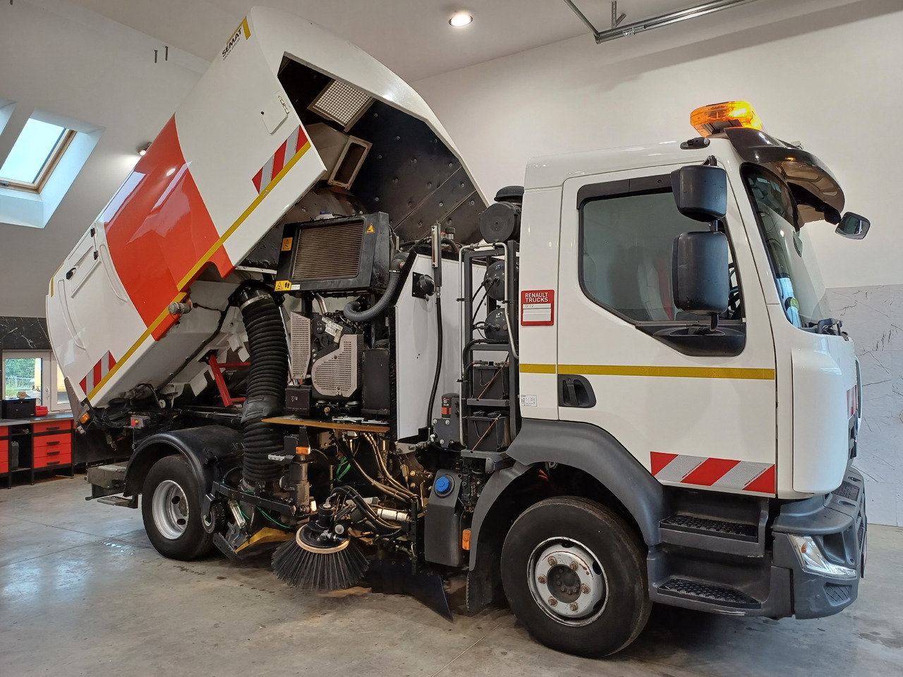 RENAULT D12 Zamiatarka Kehrmaschine 2 Motoren SEMAT Zoeller Szczotki L/R Euro 6 PM10 2017r - Veegwagen: afbeelding 5 RENAULT D12 Zamiatarka Kehrmaschine 2 Motoren SEMAT Zoeller Szczotki L/R Euro 6 PM10 2017r - Veegwagen: afbeelding 5