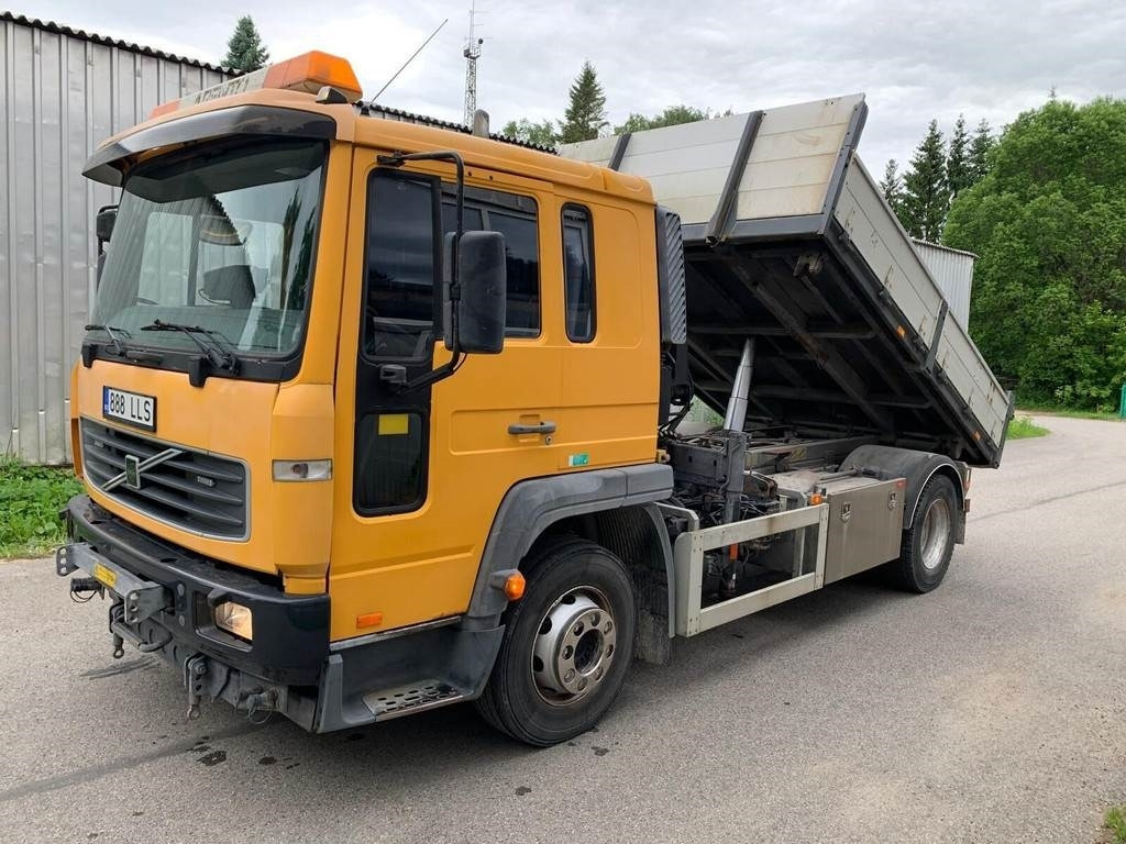 Volvo FL615 + HIAB 027-2 - Kipper vrachtwagen: afbeelding 1 Volvo FL615 + HIAB 027-2 - Kipper vrachtwagen: afbeelding 1