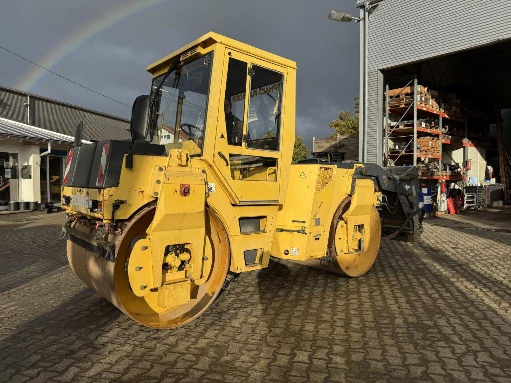 Bomag BW 144 AD-2 mit Splittstreuer BS180 - Asfaltwals: afbeelding 1 Bomag BW 144 AD-2 mit Splittstreuer BS180 - Asfaltwals: afbeelding 1
