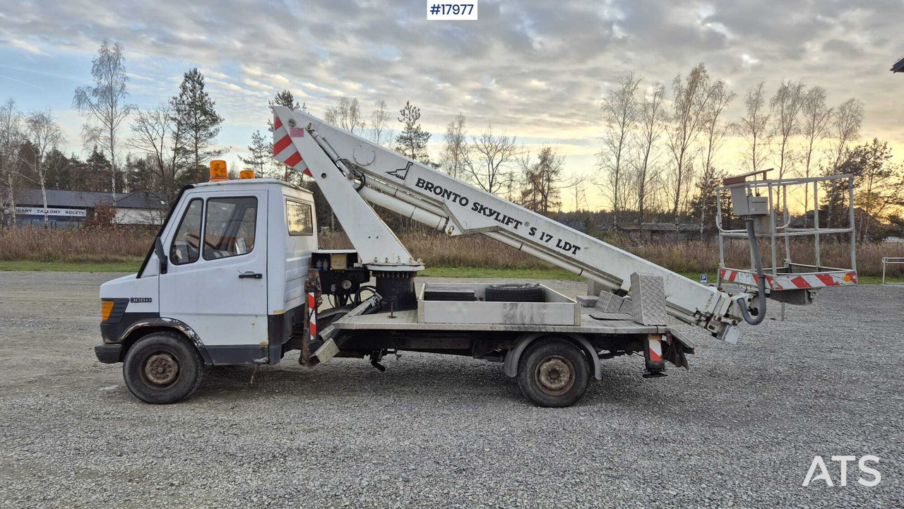 BRONTO SKYLIFT basket lift on Mercedes-Benz 308D chassis (1992) - Vrachtwagen hoogwerker: afbeelding 4 BRONTO SKYLIFT basket lift on Mercedes-Benz 308D chassis (1992) - Vrachtwagen hoogwerker: afbeelding 4