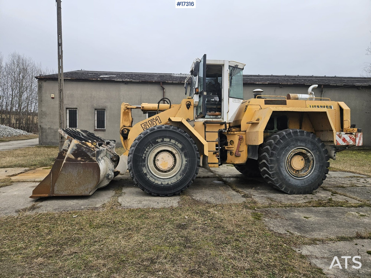 LIEBHERR L551 wheel loader (1995) - Wiellader: afbeelding 4 LIEBHERR L551 wheel loader (1995) - Wiellader: afbeelding 4