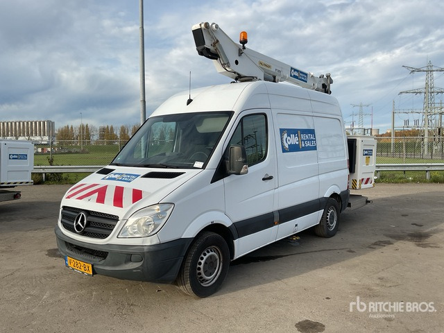 Mercedes-Benz Material Handling Arm - Vrachtwagen hoogwerker: afbeelding 1 Mercedes-Benz Material Handling Arm - Vrachtwagen hoogwerker: afbeelding 1