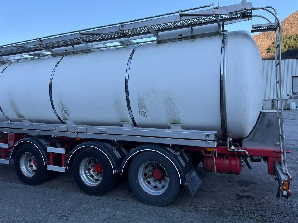 Annet Schrader tank trailer 32 m2 - Tankoplegger: afbeelding 5 Annet Schrader tank trailer 32 m2 - Tankoplegger: afbeelding 5