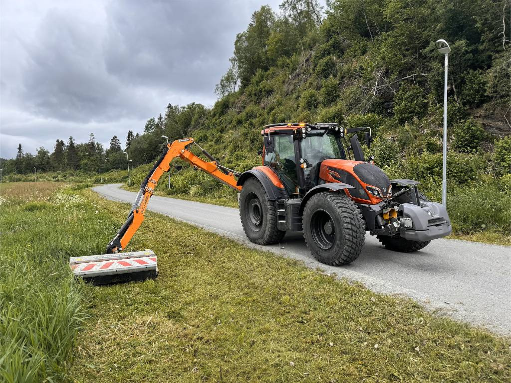 Valtra N175 V inkl. Noremat armklipper kantslåttløsning - Tractor: afbeelding 1 Valtra N175 V inkl. Noremat armklipper kantslåttløsning - Tractor: afbeelding 1