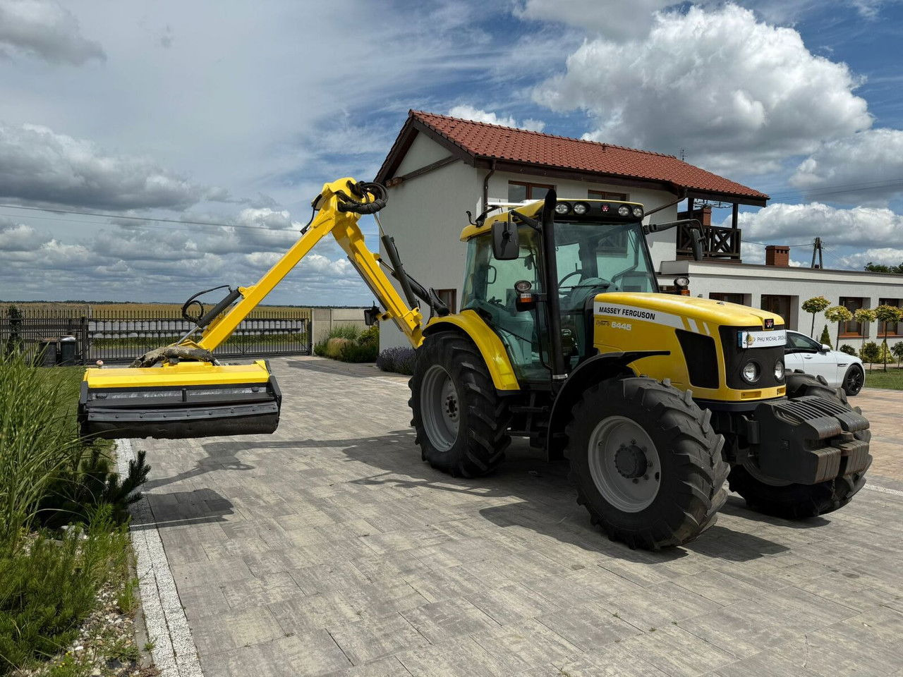 Massey Ferguson 6445 z kosiarką wysięgnikową do poboczy Rousseau T hénor 510 L FI - Tractor: afbeelding 1 Massey Ferguson 6445 z kosiarką wysięgnikową do poboczy Rousseau T hénor 510 L FI - Tractor: afbeelding 1