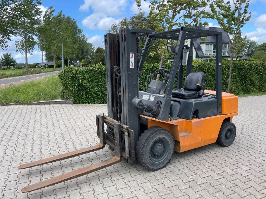 Nissan FJ02A25U 2.5 ton diesel triplo freelift heftruck - Heftruck: afbeelding 1 Nissan FJ02A25U 2.5 ton diesel triplo freelift heftruck - Heftruck: afbeelding 1