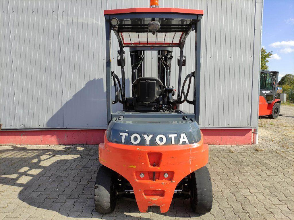Toyota 8FBMT40 - Elektrische heftruck: afbeelding 4 Toyota 8FBMT40 - Elektrische heftruck: afbeelding 4