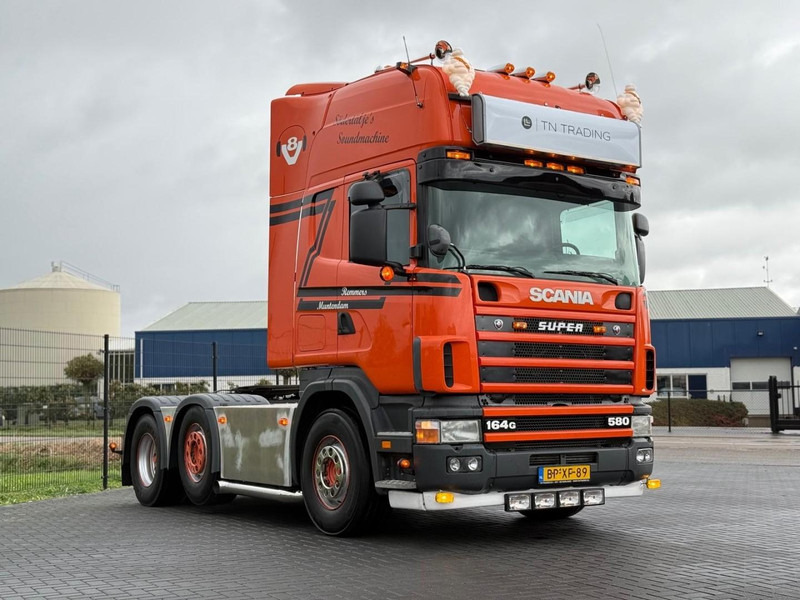 Scania R 164 GA 6X2/4 NA 580 SHOW TRUCK, GESTUURDE VOORLOPER, COMPLEET, TOP. - Trekker: afbeelding 1 Scania R 164 GA 6X2/4 NA 580 SHOW TRUCK, GESTUURDE VOORLOPER, COMPLEET, TOP. - Trekker: afbeelding 1