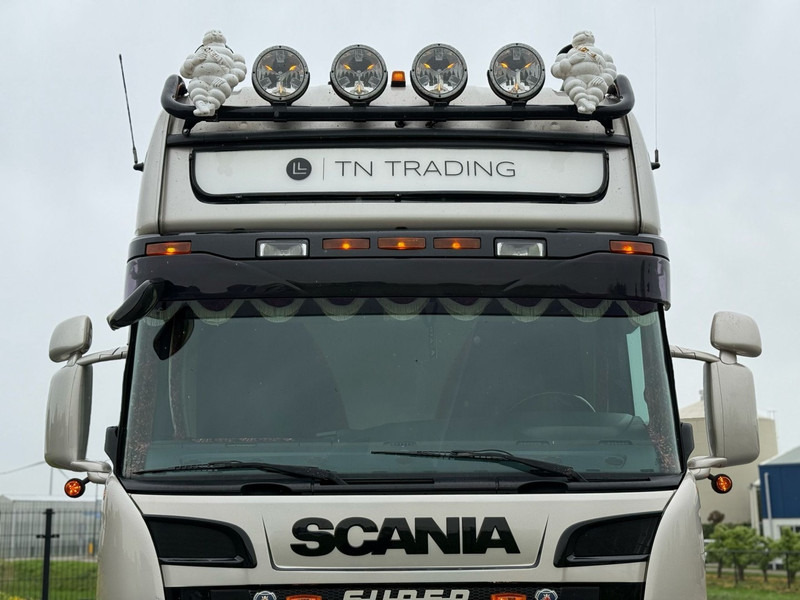 Scania R 580 SHOWTRUCK, VOLLUCHT, VOL SPOILER, RETARDER, SCHUIFSCHOTEL. - Trekker: afbeelding 4 Scania R 580 SHOWTRUCK, VOLLUCHT, VOL SPOILER, RETARDER, SCHUIFSCHOTEL. - Trekker: afbeelding 4