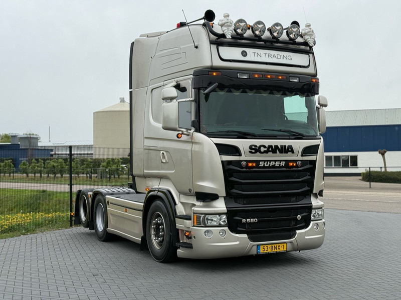Scania R 580 SHOWTRUCK, VOLLUCHT, VOL SPOILER, RETARDER, SCHUIFSCHOTEL. - Trekker: afbeelding 1 Scania R 580 SHOWTRUCK, VOLLUCHT, VOL SPOILER, RETARDER, SCHUIFSCHOTEL. - Trekker: afbeelding 1