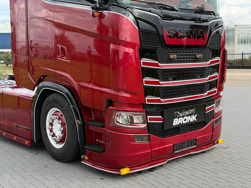 Scania S580 V8 NGS SHOWTRUCK, VOLLUCHT, RETARDER, LEER, GESTUURD. - Trekker: afbeelding 2 Scania S580 V8 NGS SHOWTRUCK, VOLLUCHT, RETARDER, LEER, GESTUURD. - Trekker: afbeelding 2