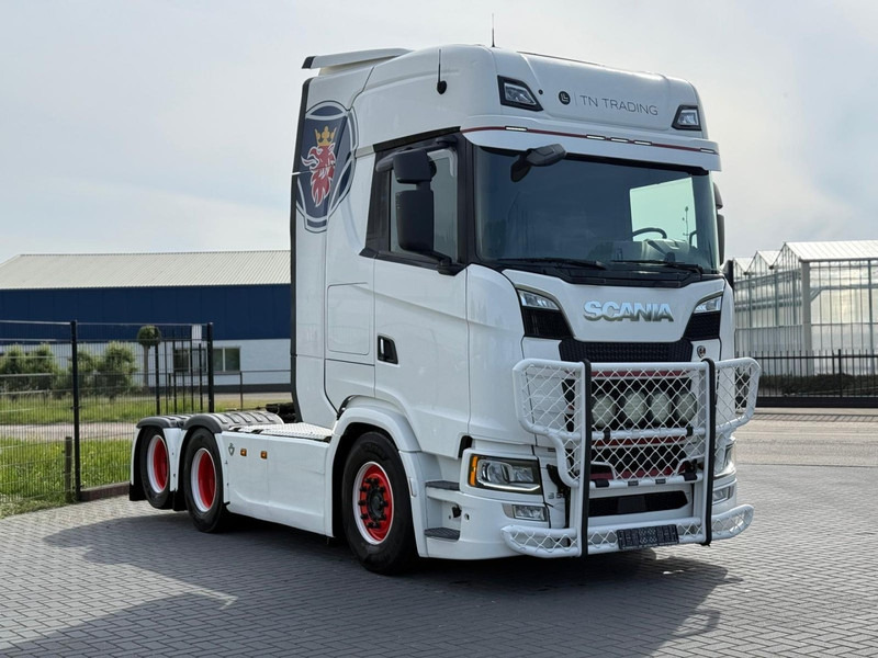 Scania S580 VOLLUCHT, PTO, LEER, RETARDER, TV, 3.15WB, BULLBAR. - Trekker: afbeelding 1 Scania S580 VOLLUCHT, PTO, LEER, RETARDER, TV, 3.15WB, BULLBAR. - Trekker: afbeelding 1