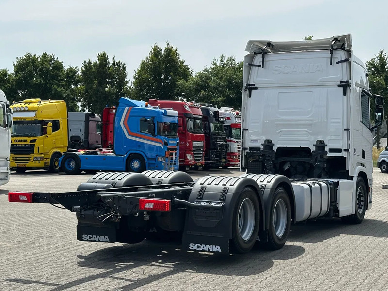 Scania R660 V8 6x4 Chassis with Lift-Axle / Retarder / Wb 4.75 / Full Air / 2 Tank - Chassis vrachtwagen: afbeelding 3 Scania R660 V8 6x4 Chassis with Lift-Axle / Retarder / Wb 4.75 / Full Air / 2 Tank - Chassis vrachtwagen: afbeelding 3