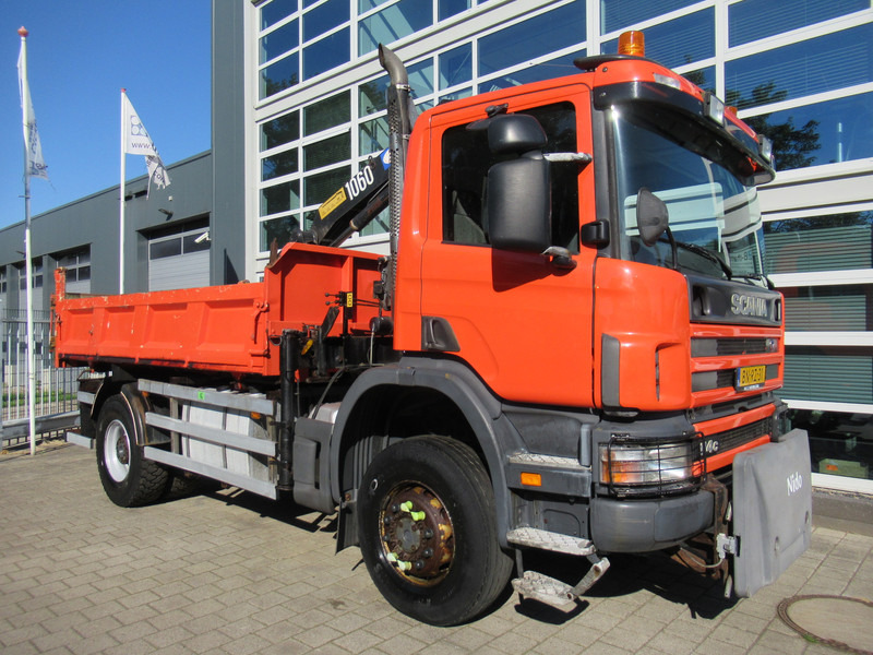 Scania P 114 CB 4x4 HZ 340 3-W. Tipper - 3-S. Kipper + HMF 1063 Crane Kran - Kipper vrachtwagen, Kraanwagen: afbeelding 2 Scania P 114 CB 4x4 HZ 340 3-W. Tipper - 3-S. Kipper + HMF 1063 Crane Kran - Kipper vrachtwagen, Kraanwagen: afbeelding 2
