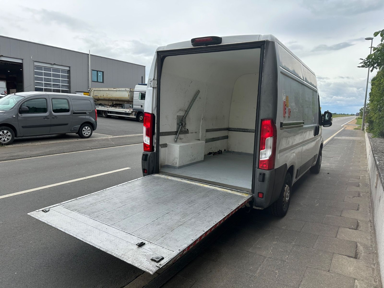 Fiat Ducato130*Automatik*Ladebordwand/LBW 500Kg - Gesloten bestelwagen: afbeelding 3 Fiat Ducato130*Automatik*Ladebordwand/LBW 500Kg - Gesloten bestelwagen: afbeelding 3
