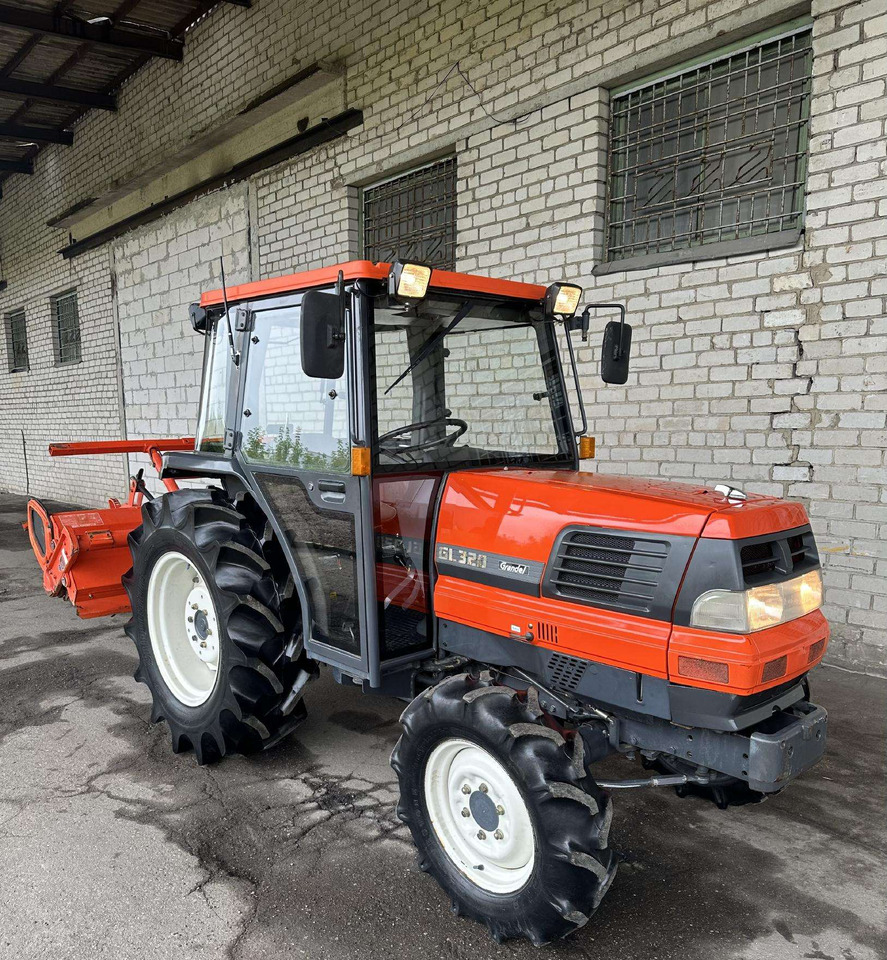 Kubota 320 - Tractor: afbeelding 1 Kubota 320 - Tractor: afbeelding 1