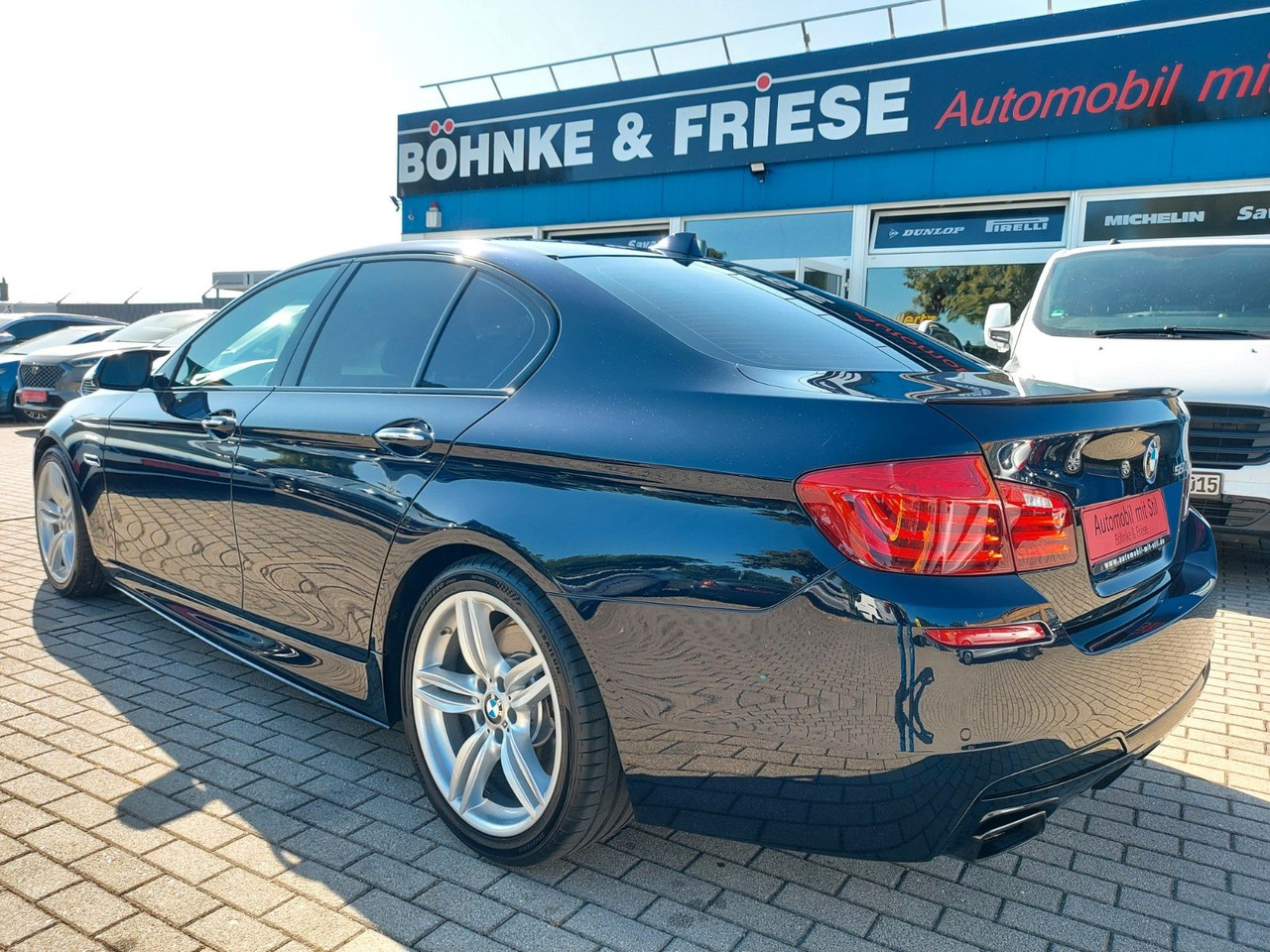 BMW 550i Limousine Autom. M-Sport HUD Glasdach H&K - Sedan: afbeelding 4 BMW 550i Limousine Autom. M-Sport HUD Glasdach H&K - Sedan: afbeelding 4