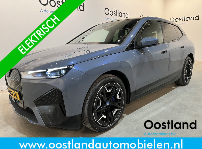 BMW iX xDrive40 High Executive 77 kWh / Luchtvering / Pano / Harman Kardon / Trekhaak / Sportpakket / 27.750 KM !! - SUV: afbeelding 1 BMW iX xDrive40 High Executive 77 kWh / Luchtvering / Pano / Harman Kardon / Trekhaak / Sportpakket / 27.750 KM !! - SUV: afbeelding 1