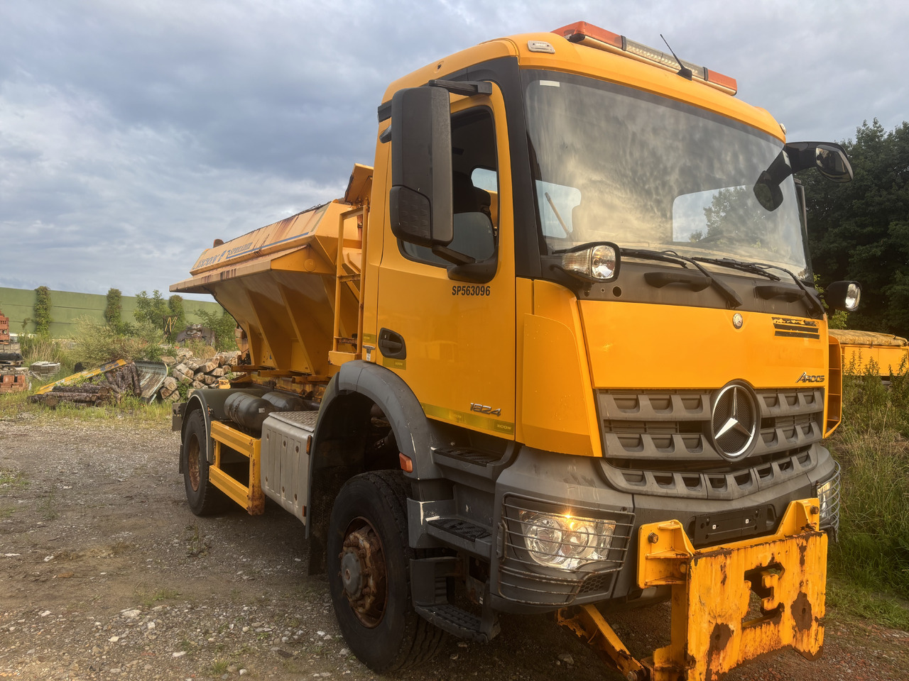 Mercedes AROCS 1824 4X4 GRITTER/SPREADER/PLOUGH - Sneeuwruimer: afbeelding 3 Mercedes AROCS 1824 4X4 GRITTER/SPREADER/PLOUGH - Sneeuwruimer: afbeelding 3