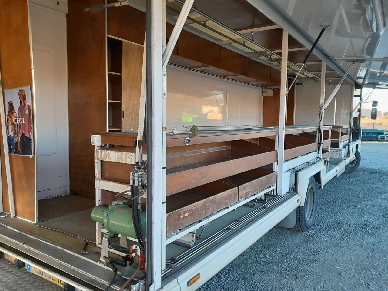 Renault ETAL MOBILE 4x2 Shop Truck - Zelfrijdende verkoopwagen: afbeelding 4 Renault ETAL MOBILE 4x2 Shop Truck - Zelfrijdende verkoopwagen: afbeelding 4