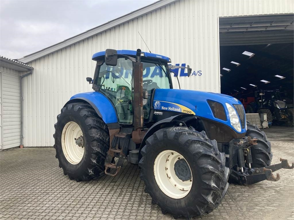 New Holland T7050 - Tractor: afbeelding 1 New Holland T7050 - Tractor: afbeelding 1