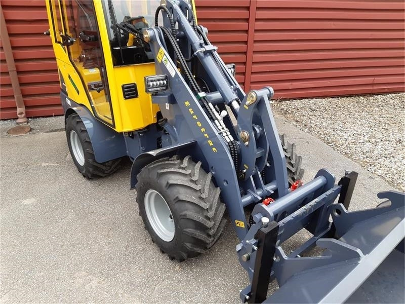 Eurotrac W11 med lang arm, førerhus, skovl og gafler - Kniklader: afbeelding 2 Eurotrac W11 med lang arm, førerhus, skovl og gafler - Kniklader: afbeelding 2