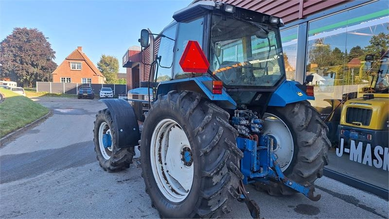 Ford 8240 - Tractor: afbeelding 5 Ford 8240 - Tractor: afbeelding 5