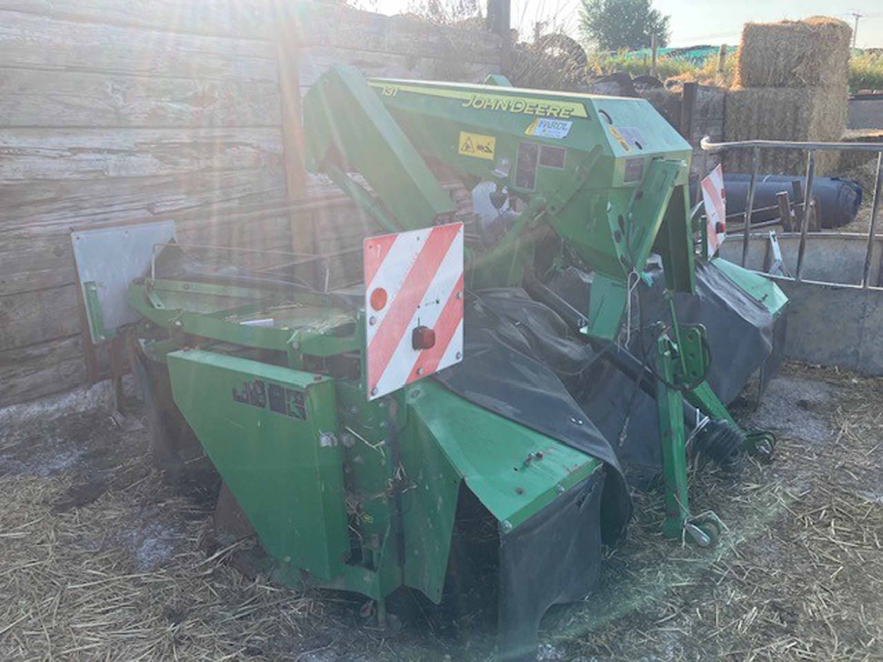 John Deere 131 - Hooi-/ Voedermachine: afbeelding 2 John Deere 131 - Hooi-/ Voedermachine: afbeelding 2